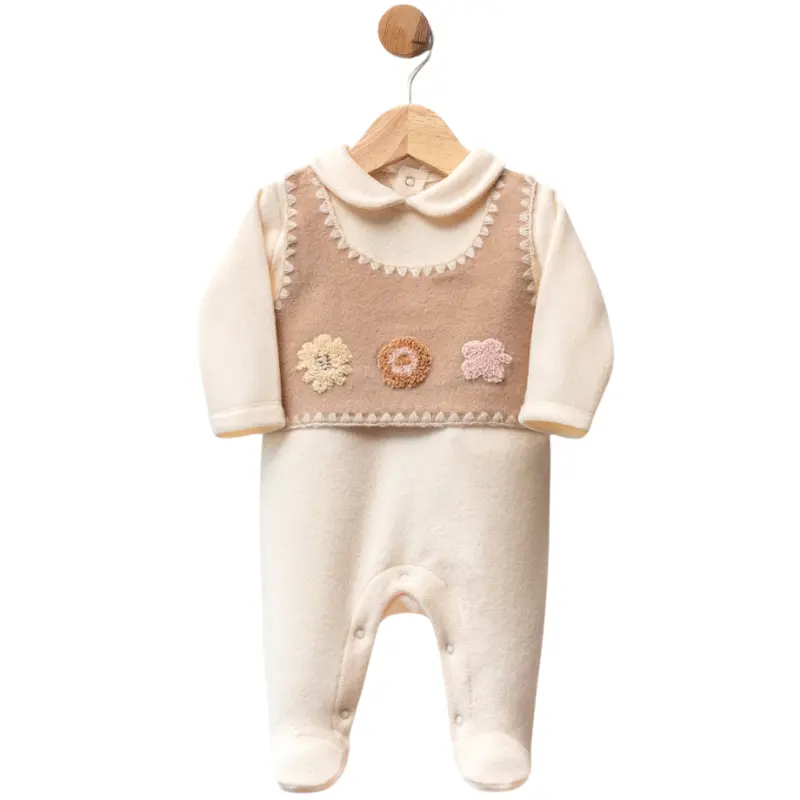 Grenouillère bébé en polaire avec plastron rose et fleurs crochetées