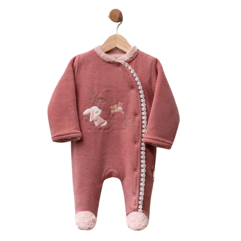 xx Grenouillère bébé en velours vieux rose avec broderie lapin et finitions en sherpa